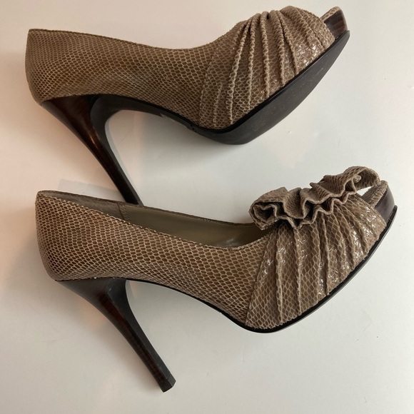 Moda Spana~Like New~Shimmery Taupe Faux Snakeskin Peep Toe Stilettos~Size 6 - Picture 10 of 14